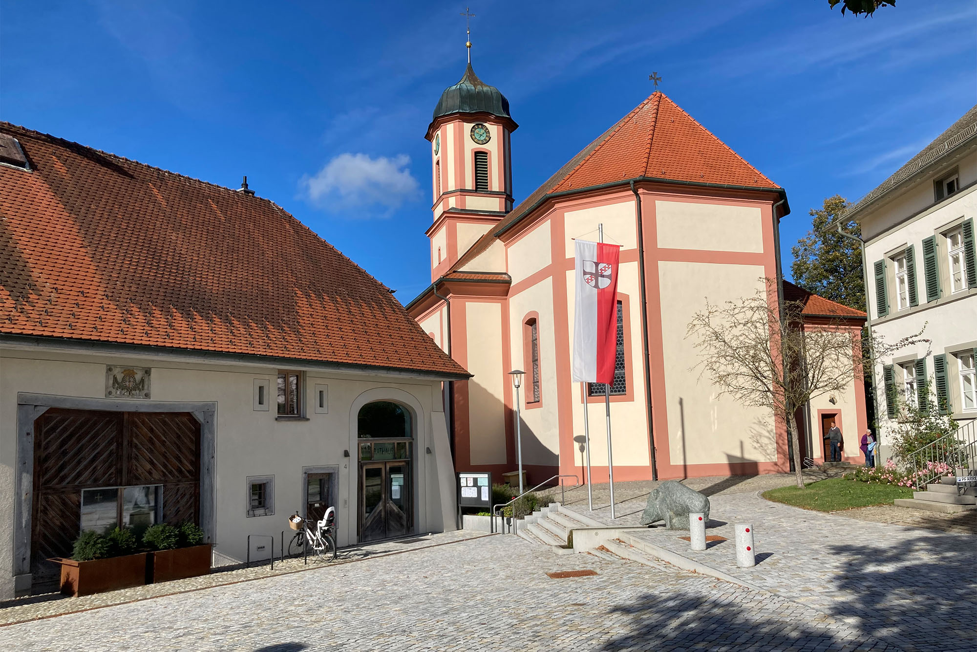 Neugestaltung Dorfplatz Ebersbach-Musbach mit Übergang zur Kirche